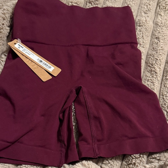 SKIMS Deep Berry Soft Seamless Shorts NWT XS - Picture 1 of 2